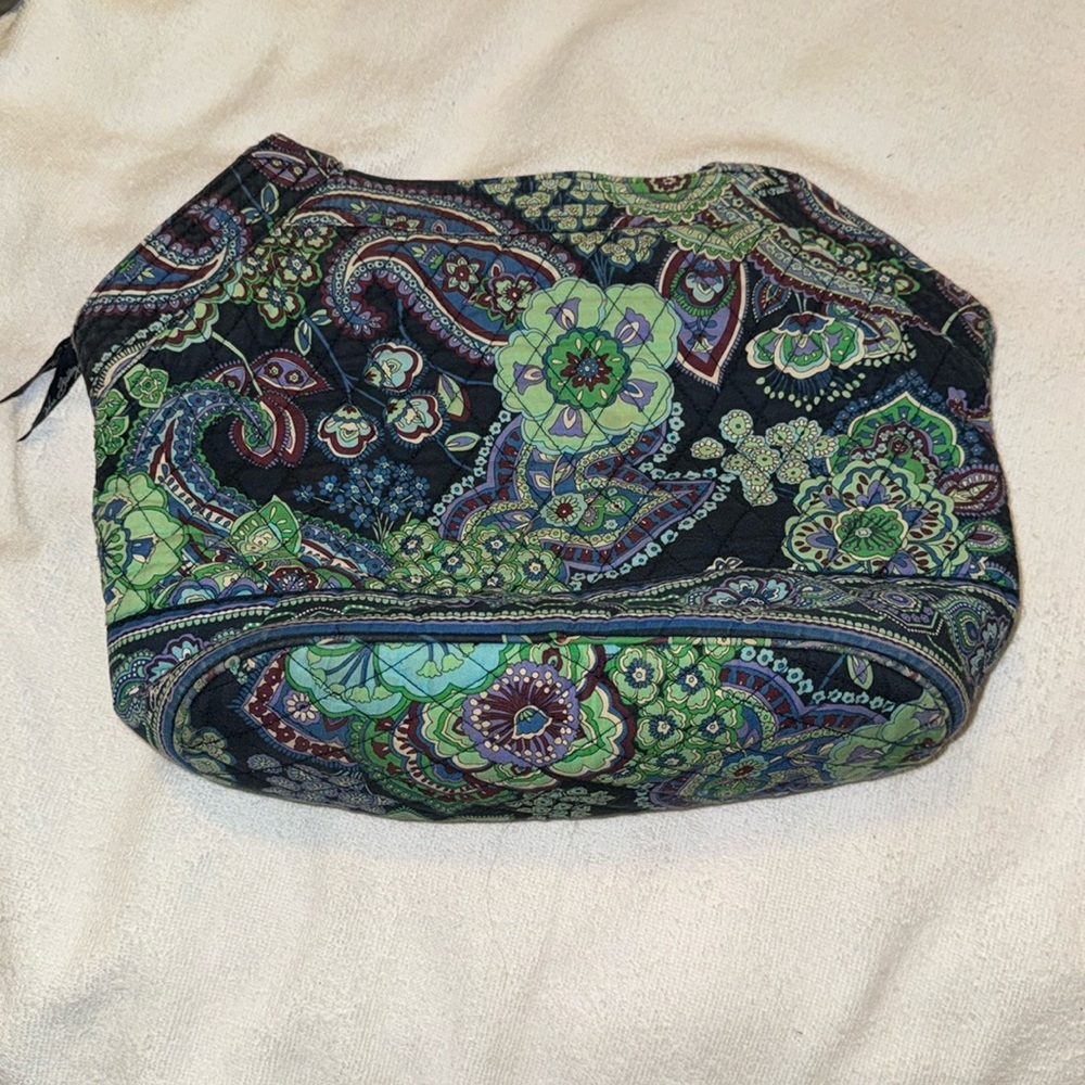 VERA BRADLY 
good condition 
Many pockets  
Blue, purple, white and green purse